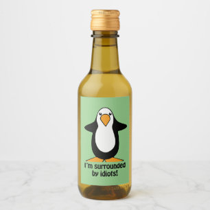 Ich bin umgeben von Idioten Pinguin Humorgrün Weinetikett