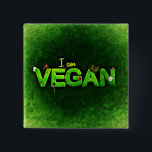 Ich bin Vegan mit einer grasbewachsenen Naturstruk Button<br><div class="desc">Ich bin vegan in hellgrün auf einer dunkelgrünen Leinwand wie Hintergrund geschrieben. Das Wort vegan ist mit einer grünen grasähnlichen Textur geschrieben. Kleine naturbezogene Ladybugs, Gänseblümchen und Blätter schmücken die Worte.</div>