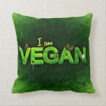 Ich bin Vegan mit einer grasbewachsenen Naturstruk Kissen<br><div class="desc">Ich bin vegan in hellgrün auf einer dunkelgrünen Leinwand wie Hintergrund geschrieben. Das Wort vegan ist mit einer grünen grasähnlichen Textur geschrieben. Kleine naturbezogene Ladybugs, Gänseblümchen und Blätter schmücken die Worte.</div>