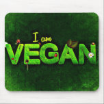 Ich bin Vegan mit einer grasbewachsenen Naturstruk Mousepad<br><div class="desc">Ich bin vegan in hellgrün auf einer dunkelgrünen Leinwand wie Hintergrund geschrieben. Das Wort vegan ist mit einer grünen grasähnlichen Textur geschrieben. Kleine naturbezogene Ladybugs,  Gänseblümchen und Blätter schmücken die Worte.</div>