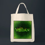 Ich bin Vegan mit einer grasbewachsenen Naturstruk Tragetasche<br><div class="desc">Ich bin vegan in hellgrün auf einer dunkelgrünen Leinwand wie Hintergrund geschrieben. Das Wort vegan ist mit einer grünen grasähnlichen Textur geschrieben. Kleine naturbezogene Ladybugs,  Gänseblümchen und Blätter schmücken die Worte.</div>