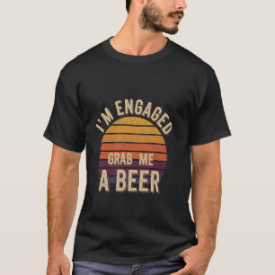 Ich bin verlobt, bring mir ein Bier Hochzeitsantra T-Shirt