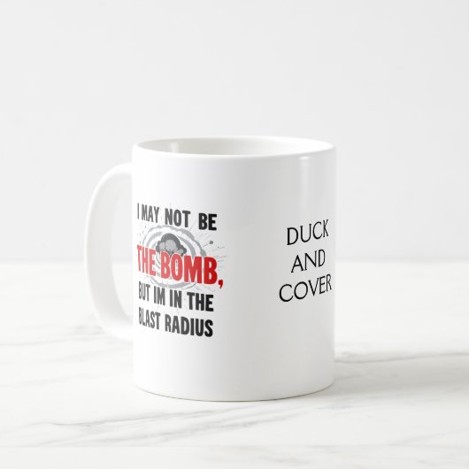 "Ich bin vielleicht nicht die Bombe, aber ich bin Kaffeetasse (Vorderseite Links)