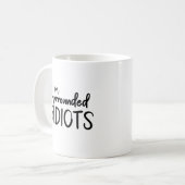 Ich bin von Idioten umgeben, die Sarcastic zitiere Kaffeetasse (Vorderseite Links)