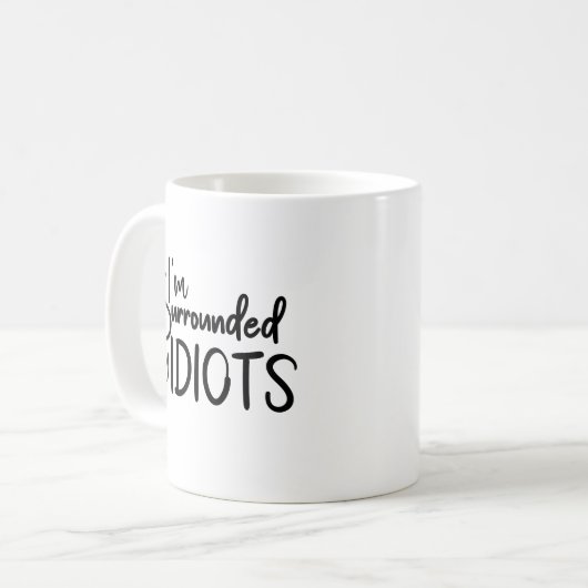 Ich bin von Idioten umgeben, die Sarcastic zitiere Kaffeetasse (Vorderseite Links)