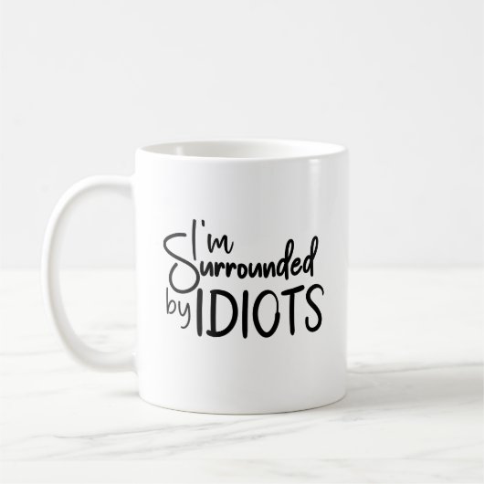 Ich bin von Idioten umgeben, die Sarcastic zitiere Kaffeetasse (Links)