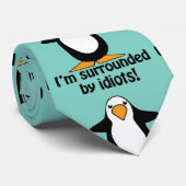 Ich bin von Idioten umgeben! Funny Penguin Krawatte (Gerollt)