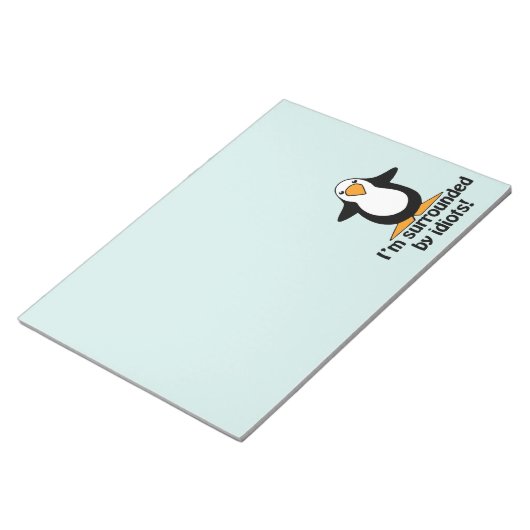 Ich bin von Idioten umgeben! Funny Penguin Notizblock (angewinkelt)
