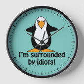 Ich bin von Idioten umgeben! Funny Penguin Uhr (Vorderseite)