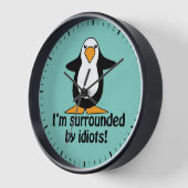 Ich bin von Idioten umgeben! Funny Penguin Uhr (Winkel)