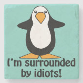 Ich bin von Idioten umgeben!Funny Pinguin Steinuntersetzer (Vorderseite)