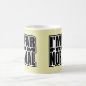 Ich bin weit von Normal - Pop-Mode-Ikone Kaffeetasse (Mittel)