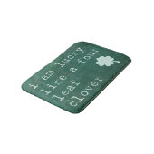 Ich bin wie A vierblättriges Kleeblatt glücklich Badematte (Schrägansicht)