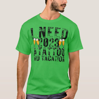 Ich brauche 2023 eine Tattoo und einen Urlaub Funn T-Shirt