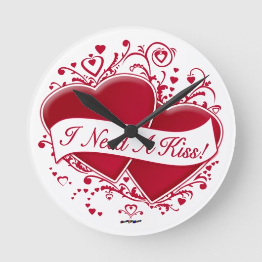 Ich brauche einen Kuss! Rote Herzen Runde Wanduhr (Vorderseite)
