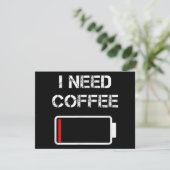 Ich brauche Kaffee lustige Kaffeebecher Batterie B (Stehend Vorderseite)