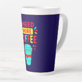 ICH BRAUCHE MEHR KAFFEE – Minimalist Script Kaffee Milchtasse (Rechte Ecke)