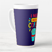 ICH BRAUCHE MEHR KAFFEE – Minimalist Script Kaffee Milchtasse (Linke Ecke)