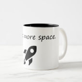 Ich brauche mehr Platz - ein lustiger Astronaut Zweifarbige Tasse (VorderseiteRechts)