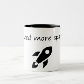 Ich brauche mehr Platz - ein lustiger Astronaut Zweifarbige Tasse (Mittel)