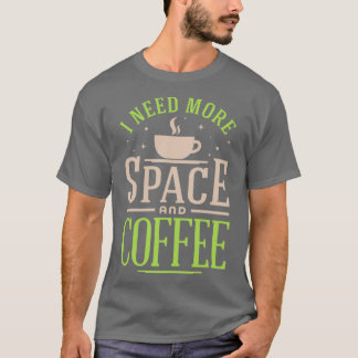 Ich brauche mehr Platz und Kaffee Farbenfrohe Vers T-Shirt
