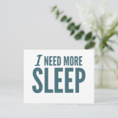 "Ich brauche mehr Schlaf" lustiger Slogan Postkarte (Stehend Vorderseite)