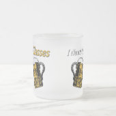 Ich brauche meine Brille-Bier-Spaß-Tasse Mattglastasse