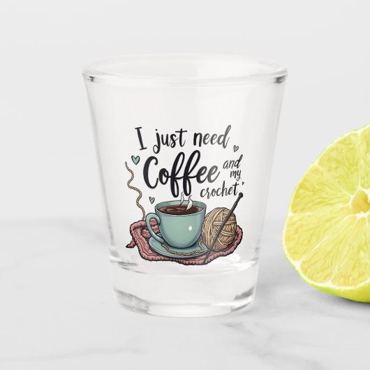 Ich brauche nur Kaffee und Crochet Schnapsglas (Vorderseite)