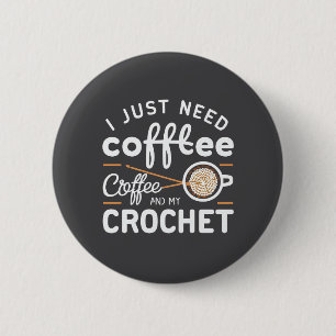 Ich brauche nur Kaffee und meine Häkel-Zitat-Kunst Button