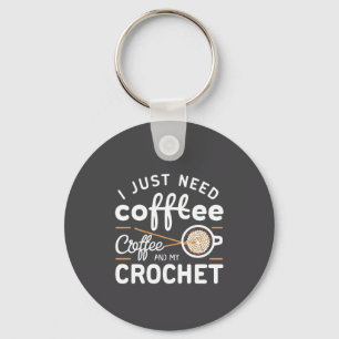 Ich brauche nur Kaffee und meine Häkel-Zitat-Kunst Schlüsselanhänger