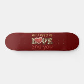 ICH BRAUCHE NUR LIEBE... UND IHR süßes Valentinges Skateboard (Horizontal)