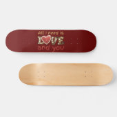 ICH BRAUCHE NUR LIEBE... UND IHR süßes Valentinges Skateboard (Horizontal)