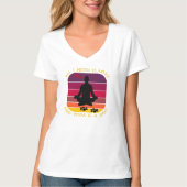ICH BRAUCHE NUR LIEBE, YOGA UND HUND. T-Shirt (Vorderseite)