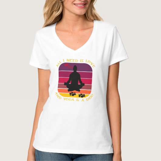 ICH BRAUCHE NUR LIEBE, YOGA UND HUND. T-Shirt (Vorderseite)