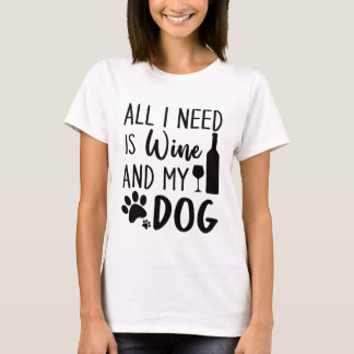 Ich brauche nur Wein und meinen Hund.  T-Shirt