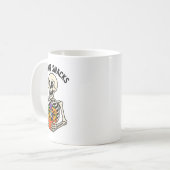 Ich brauche Snacks Funny Skeleton Halloween Meme Kaffeetasse (Vorderseite Links)