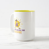 Ich bringe immer den Sonnenschein Zweifarbige Tasse (Vorderseite Links)