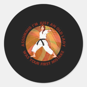 Ich denke, ich bin nur eine alte Dame. Karate war Runder Aufkleber