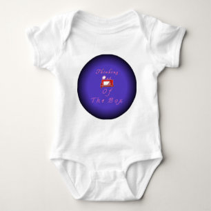 Ich denke über die Kiste hinaus. Baby Strampler