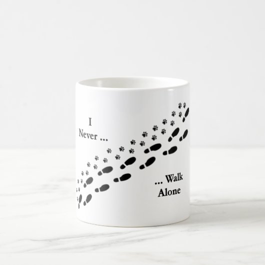 Ich des Hundeliebhabers gehe nie alleinPawprint Kaffeetasse (Mittel)