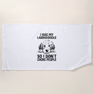 Ich drücke mein Labradoodle, damit ich nicht Mensc Strandtuch