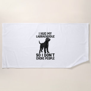 Ich drücke mein Labradoodle, damit ich nicht Mensc Strandtuch
