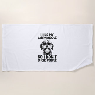 Ich drücke mein Labradoodle, damit ich nicht Mensc Strandtuch