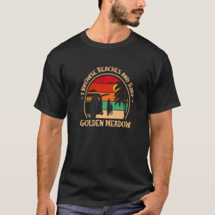 Ich durchsuche Strände und surfe auf einer goldene T-Shirt
