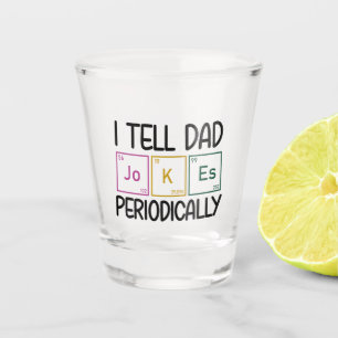 Ich erzähle Vater Jokes regelmäßig Schnapsglas