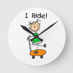Ich fahre - Mädchen auf Roller Runde Wanduhr