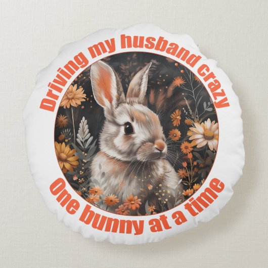 Ich fahre mein Ehemann verrückt... Rabbit Cushion Rundes Kissen (Rückseite)