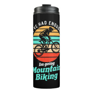 Ich fahre mit dem Mountainbike Thermosbecher