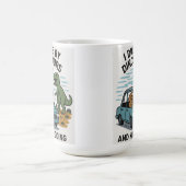 Ich fahre mit Dinosauriern und Behielt zu gehen Kaffeetasse (Mittel)