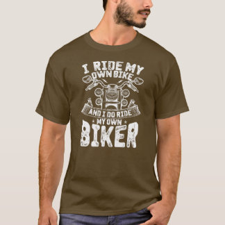 Ich fahre mit meinem eigenen Fahrrad und fahre mit T-Shirt